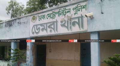 ডেমরায় ইটভর্তি ট্রাক উল্টে পানিতে, লেবারের মৃত্যু